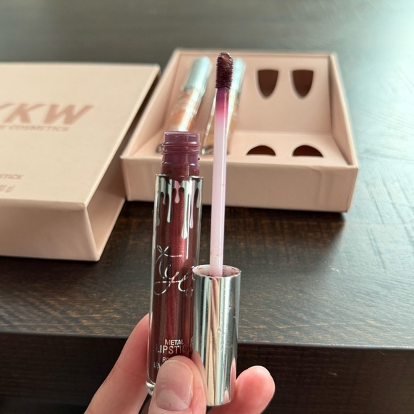 4 Kylie Cosmetics Shimmer Holiday Lipsticks - Picture 6 of 8